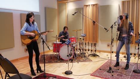 Banda-De-Música-Tocando-En-Un-Estudio