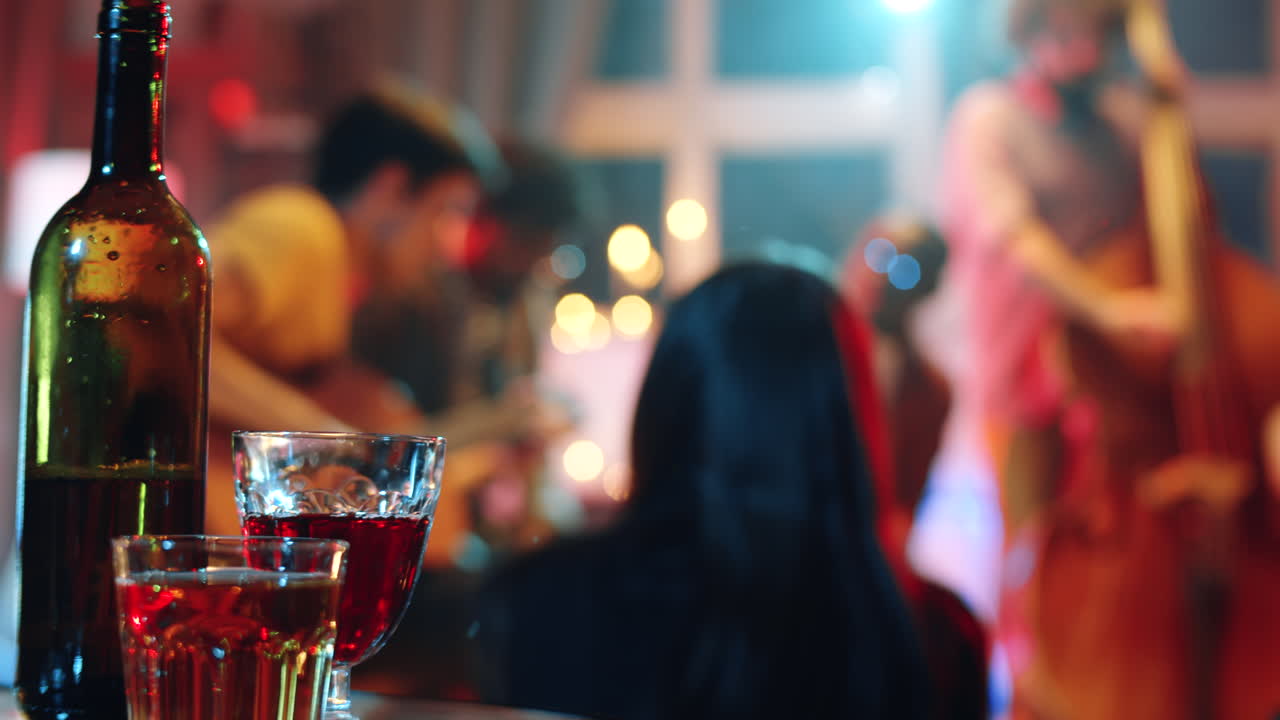 botella de vino y copas en un concierto de música