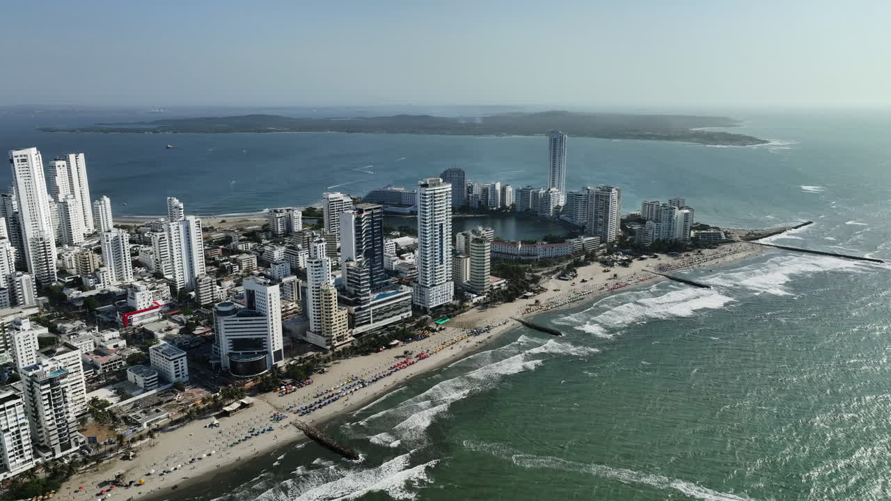 vista aérea con vistas a la costa de bocagrande, día soleado en cartagena, colombia