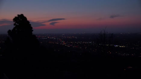 Amanecer-Temprano-De-La-Luz-Del-Atardecer-Profundo-Sobre-Una-Ciudad-O-Pueblo-Genérico-En-Realidad-Ventura-California