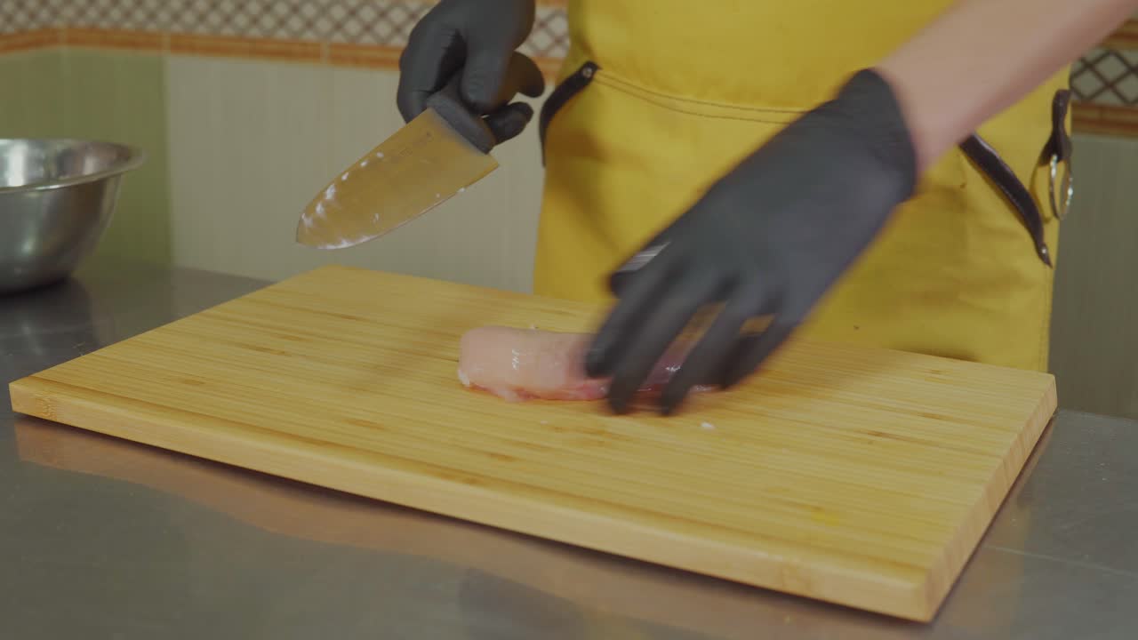 chef preparando pecho de pollo en rodajas