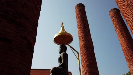 Buddha-Unter-Einem-Goldenen-Regenschirm