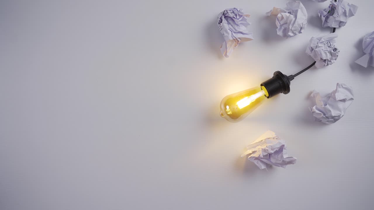 inspiración y concepto de idea creativa. una gran idea. lámpara de idea.