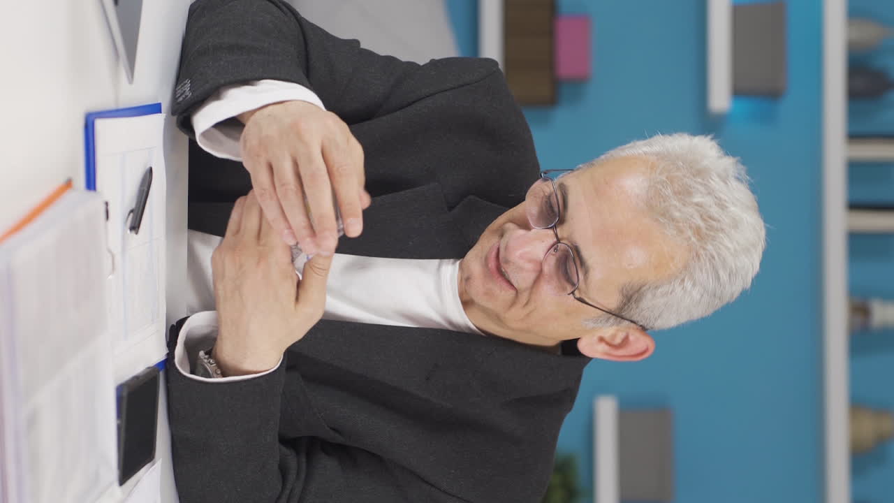 홈 오피스 근로자의 수직 비디오 남자는 탐욕스럽고 돈을 좋아합니다.