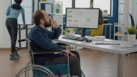 empresario con discapacidad locomotora hablando por teléfono