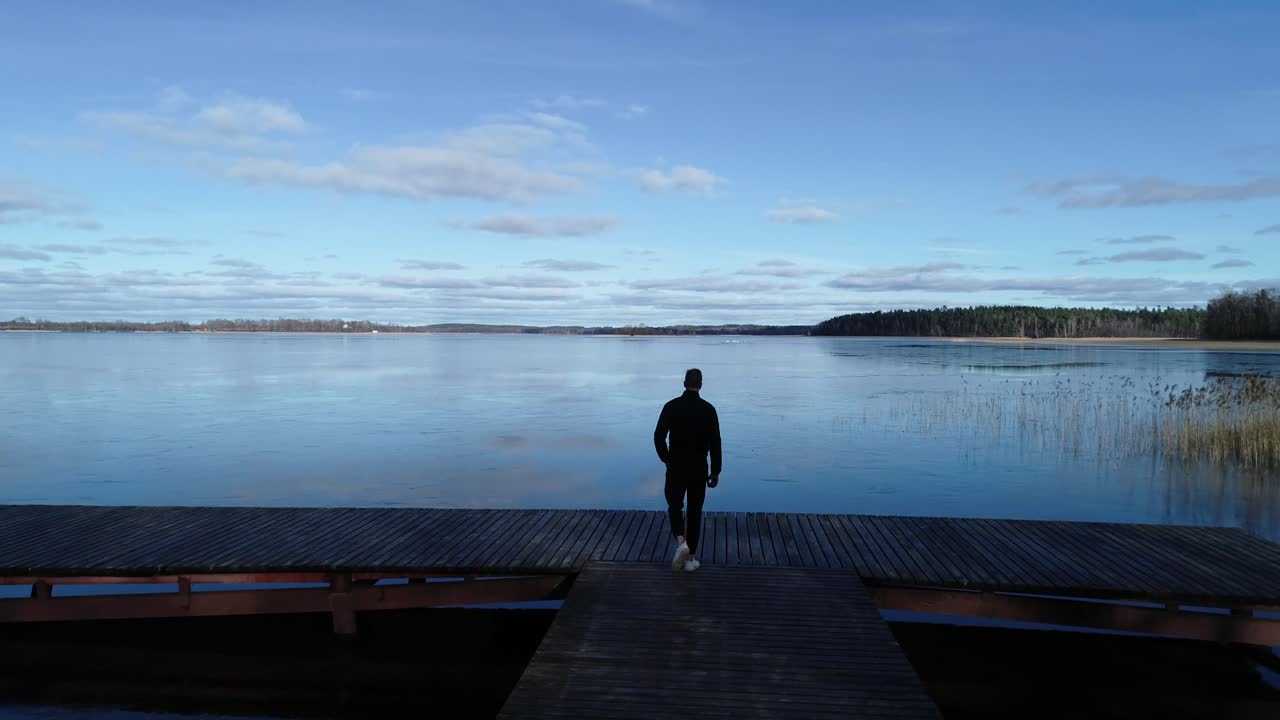 sany día en invierno, el hombre cruza un puente