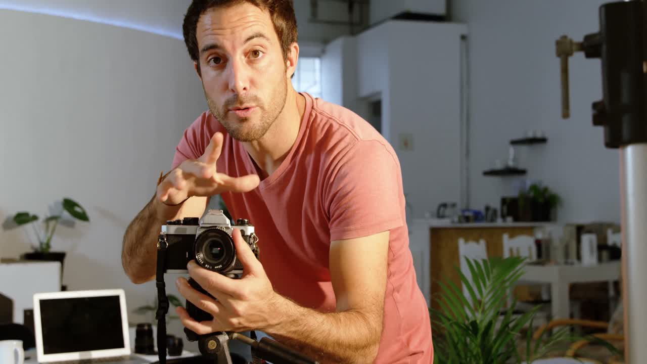 Fotografo che scatta foto con la fotocamera 4K