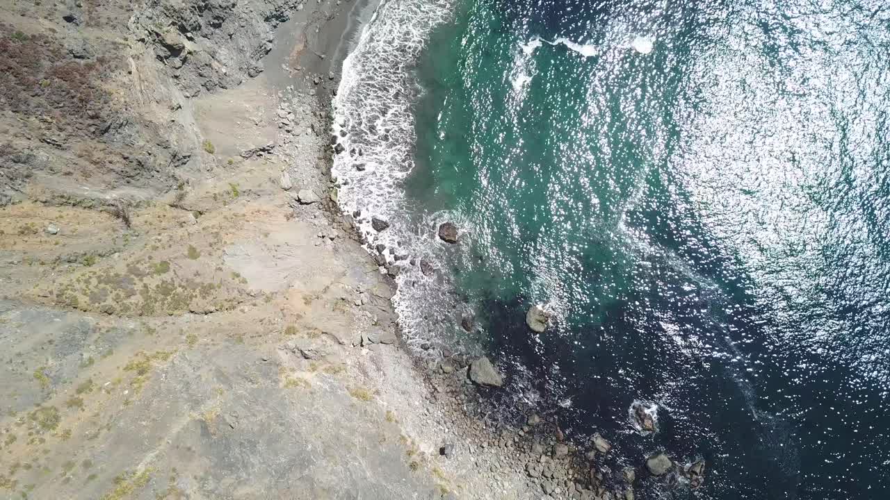 голубой тихий океан и скалистые утесы. подъем с воздуха