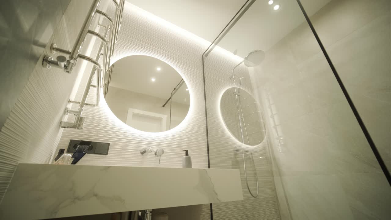 interior de apartamento minimalista moderno con decoración simple, tonos neutrales y líneas limpias. el diseño hace hincapié en la funcionalidad, creando un espacio de vida sereno y organizado.