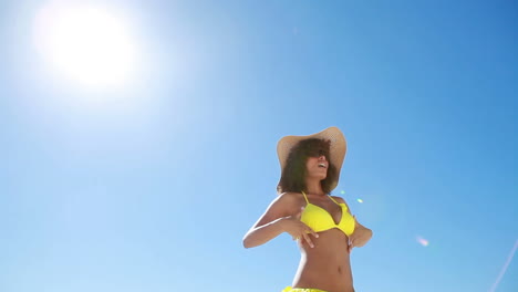 una mujer en un bikini amarillo bailando