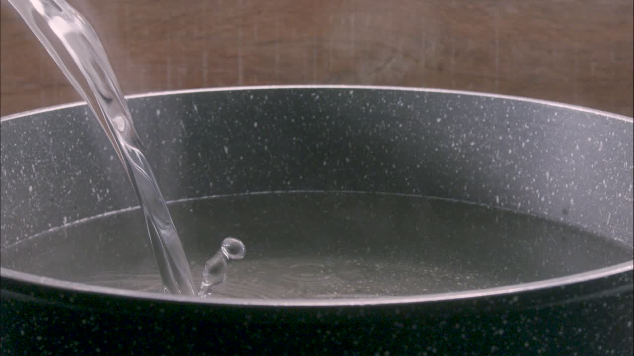 이미 끓고 있는 냄비에 물을 추가하는 중