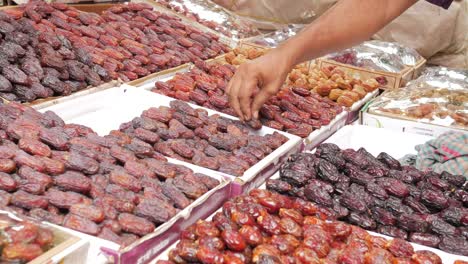 muchas frutas de dátiles expuestas para la venta en el mercado local