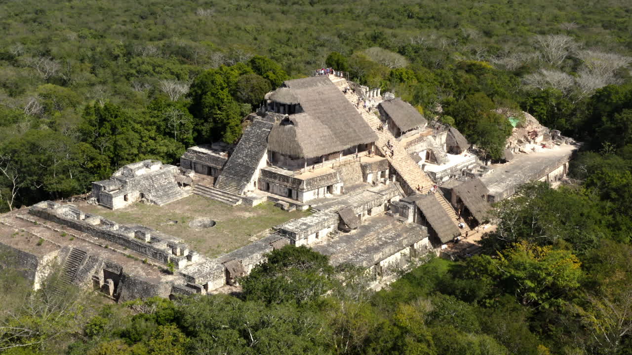 ruinas de la antigua ciudad maya ek balam acrópolis en la selva mexicana