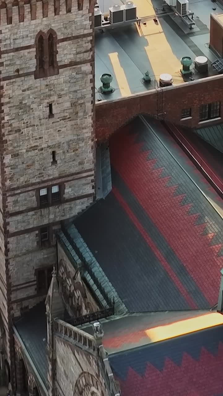 Vista aerea di un edificio storico in una città degli Stati Uniti nel tardo pomeriggio
