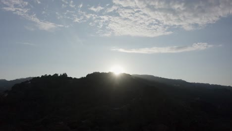 Erstaunliche-Farbenfrohe-Bergkette-Bei-Sonnenuntergang