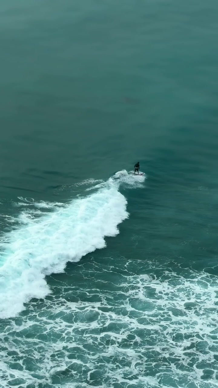 Surfista che cavalca un'onda nell'oceano