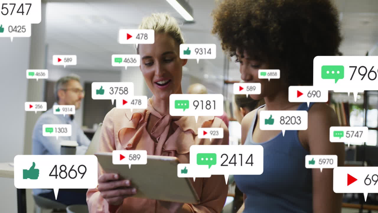 animación del procesamiento de datos de las redes sociales sobre diversas personas de negocios en la oficina