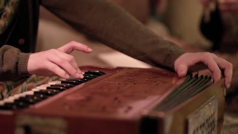 actuación de música tradicional de la india
