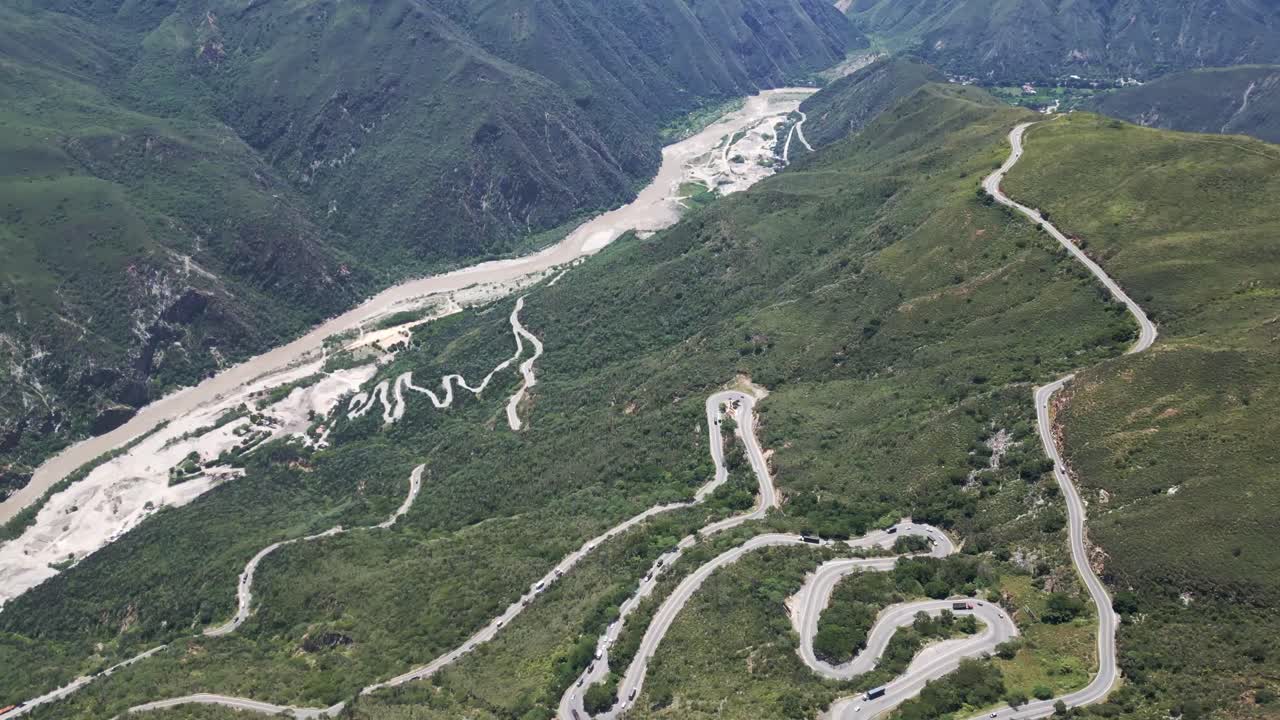 aerial de la carretera panorámica en las montañas de los andes colombia parque nacional chicamocha
