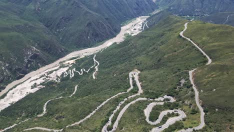 Antena-De-La-Pintoresca-Carretera-En-Zigzag-En-Las-Montañas-De-Los-Andes,-Colombia,-El-Parque-Nacional-Chicamocha.