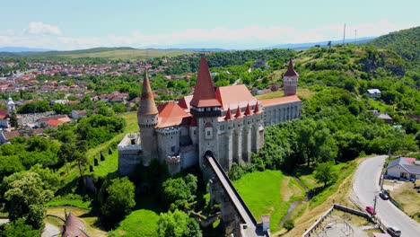 Imágenes-Aéreas-De-Drones-De-Un-Castillo-De-Corvin-En-Rumania