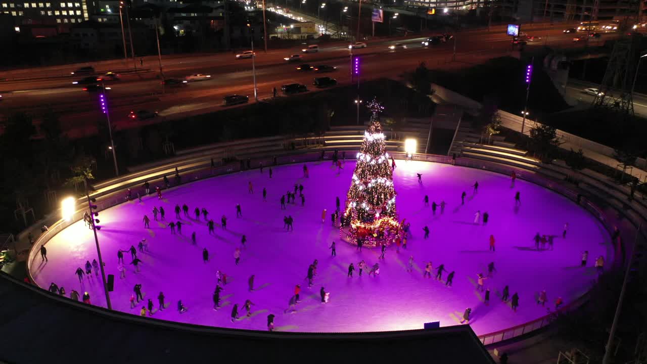 ночная конькобежная площадка с рождественской елкой