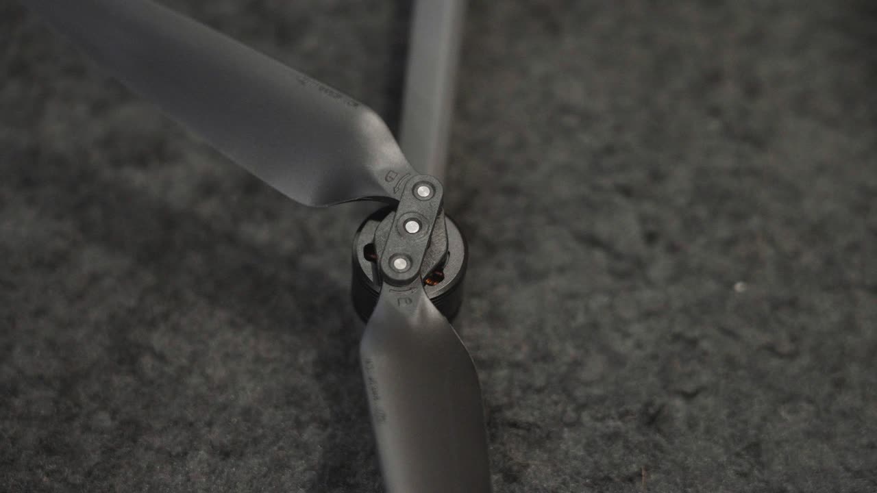 부러진 날개를 가진 드론 모터가 전시되어 있습니다.