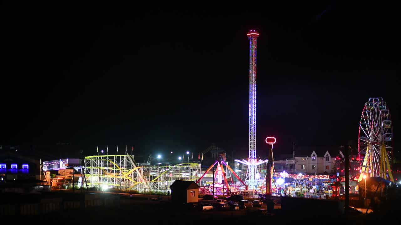 야간 놀이 공원의 풍경, 페리스  및 기타 형태의 엔터테인먼트