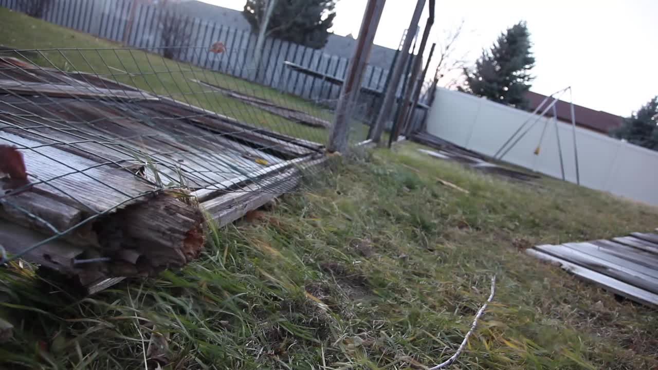 강한 바람이 불고 울타리가 바람에 흔들리고 있습니다.