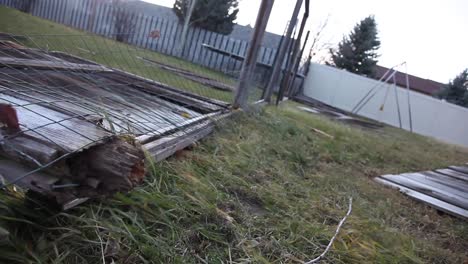 soplan fuertes vientos y la valla se balancea con el viento.