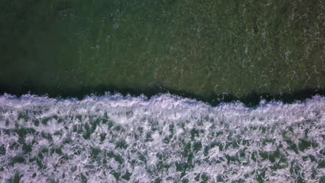 Imágenes-Aéreas-De-Olas-Rodando-Hacia-La-Costa-Frente-A-La-Costa-Del-Sur-De-California