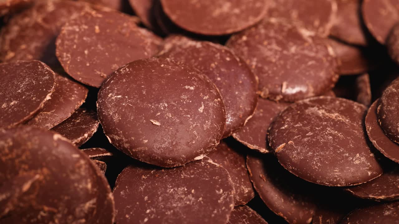 초콜릿 조각이 계층으로 아져 내려갑니다.