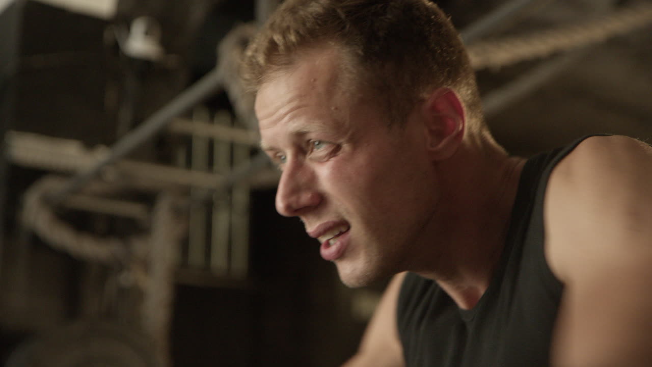 человек работает