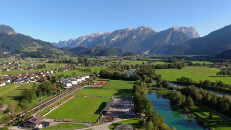 amplia atracción aérea hacia los alpes austriacos en la impresionante ciudad de kuchl en las afueras de salzburgo