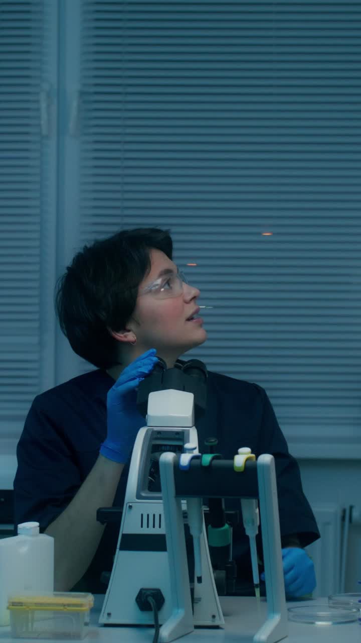 실험실 에서 일 하는 과학자