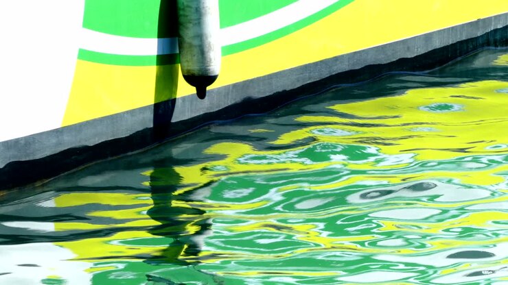 Detalhe de barco com reflexos no mar. Time-lapse