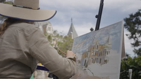 artista mujer pintando al aire libre