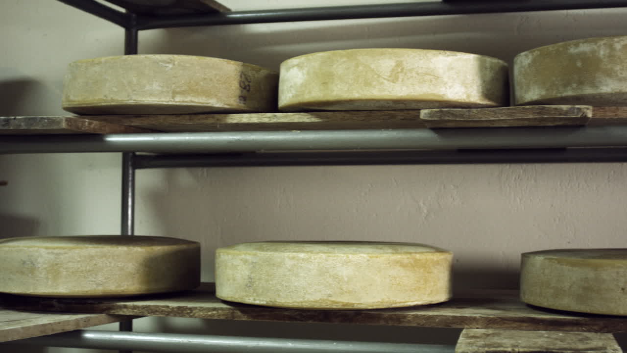 disparo en movimiento de la bodega de queso