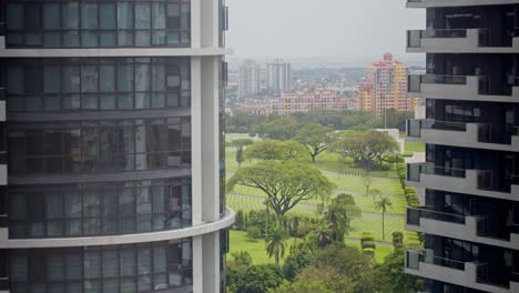 Drohnenaufnahme-Eines-Gebäudes-Mit-Blick-Auf-Das-Stadtbild-In-Bgc-Taguig-Philippinen