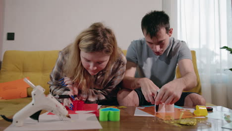 pareja haciendo artesanía juntos en casa