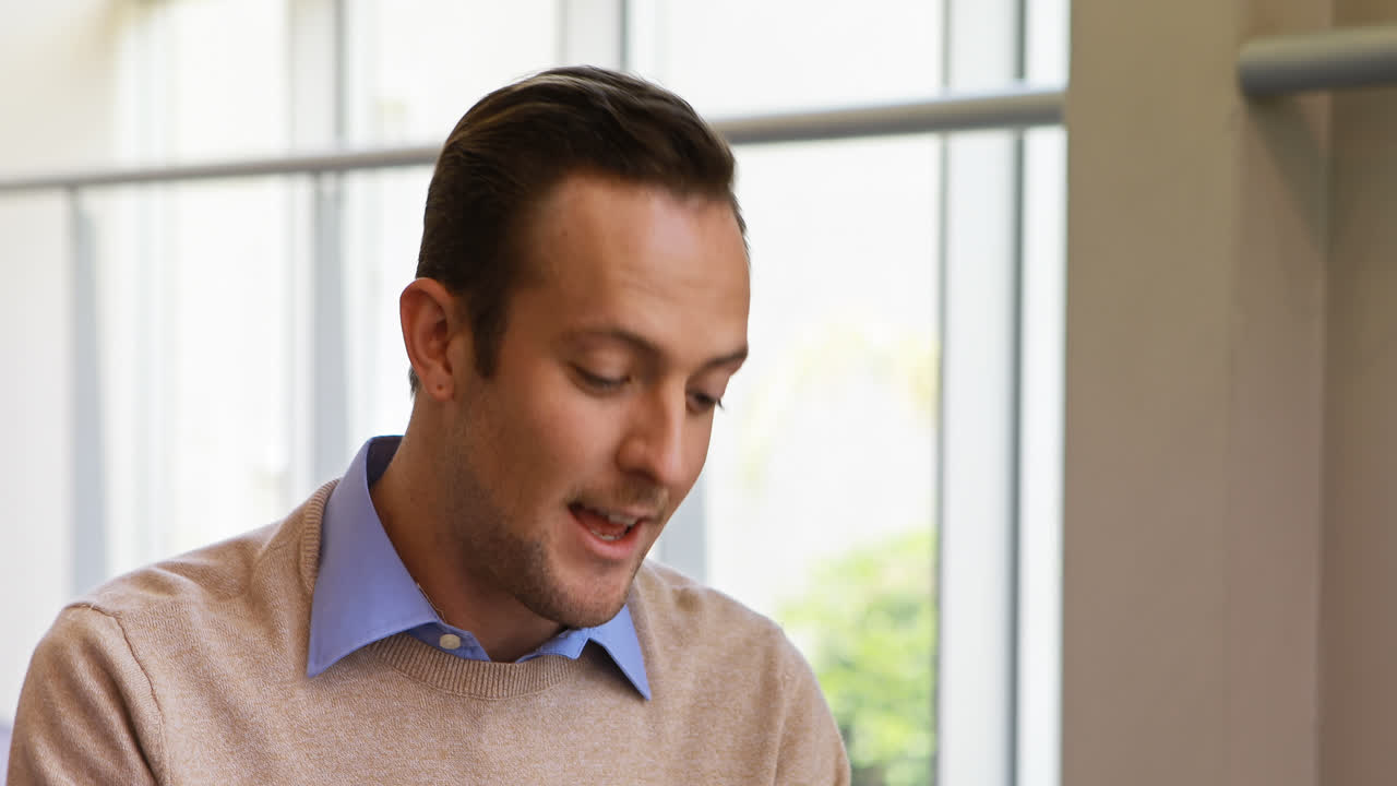 4k 사무실에서 디지털 태블릿을 사용하는 남성 경영자