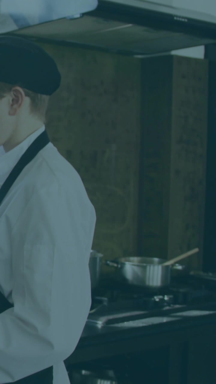 Video verticale: Chef che osserva barre temporali che salgono e si sovrappongono allo chef, al fornello della cucina, mostrando dati.