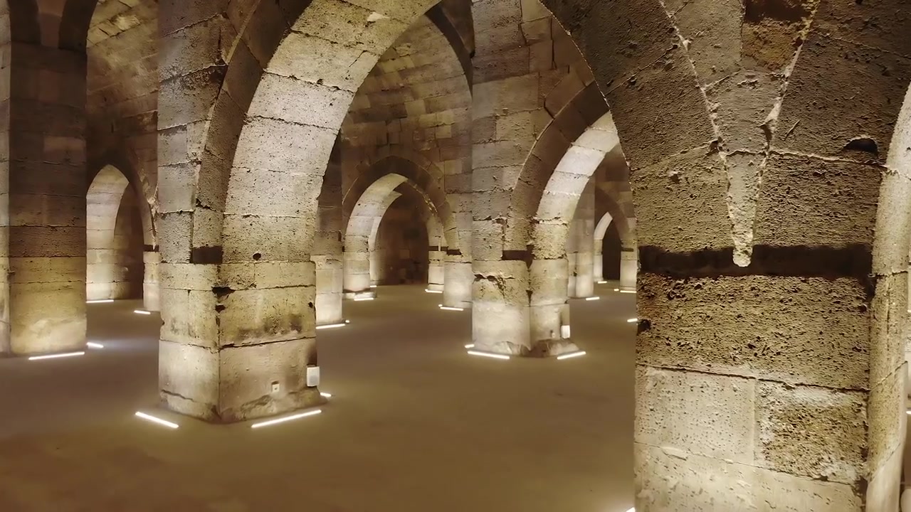 Antiga Cisterna de Pedra com Colunas Arqueadas Iluminadas