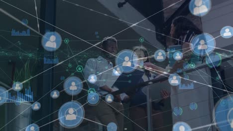 animación de la red de conexiones con iconos en diversos grupos de personas de negocios