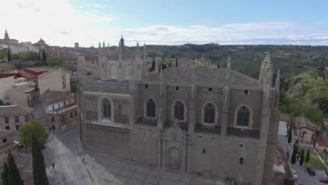 Aerial-video-of-the-Monastery-of-San-Juan-de-los-Reyes-and-views-of-Toledo,-Spain