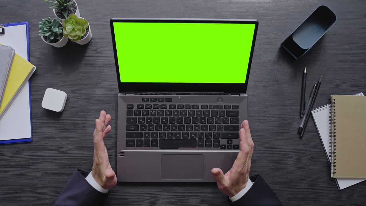 hombre de negocios comprobando el correo electrónico y respondiendo a las cartas en línea en la computadora portátil en la oficina