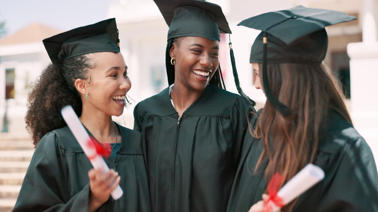 tres amigos celebrando la graduación