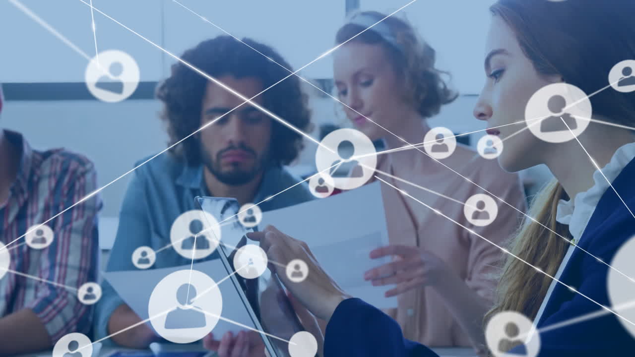 animación de la red de conexiones con personas iconos sobre diversas personas de negocios con tabletas