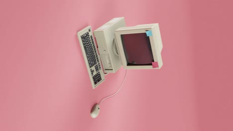 computadora retro con mouse en cable y espacio en disquete, 3d render en vertical