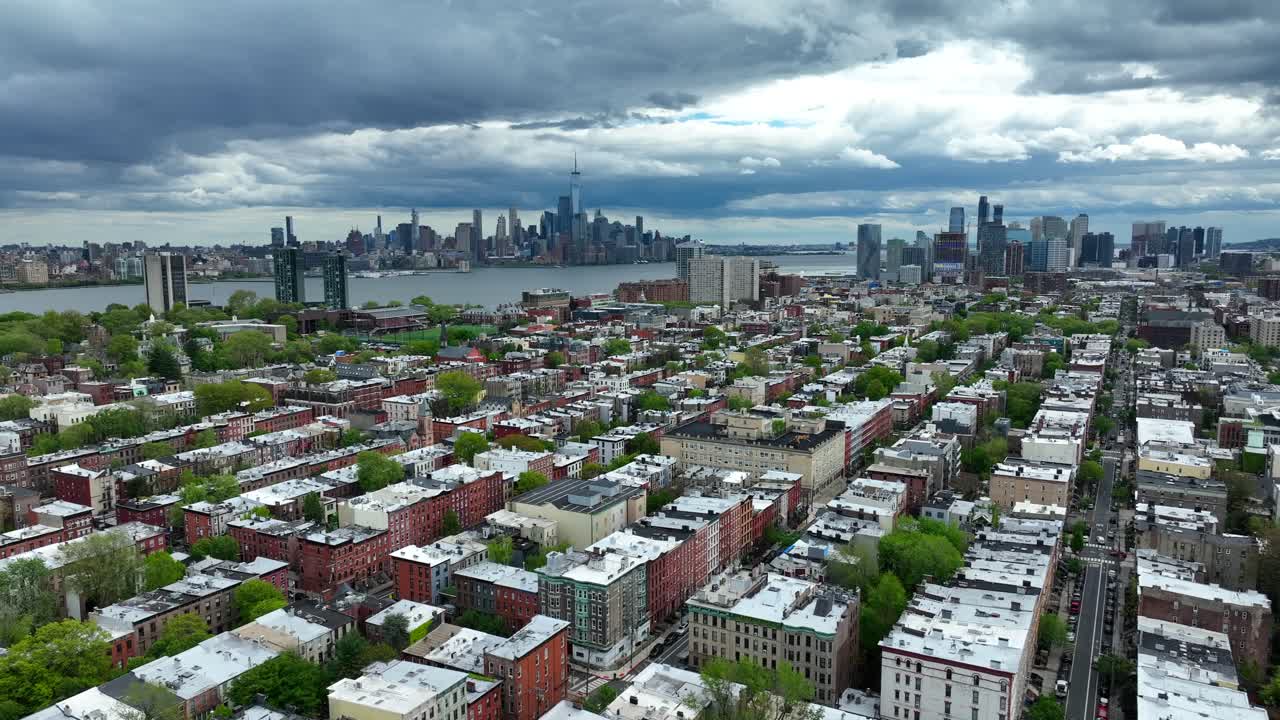 멀리 떨어진 뉴욕 맨해튼 스카이라인과 함께 사는 도시